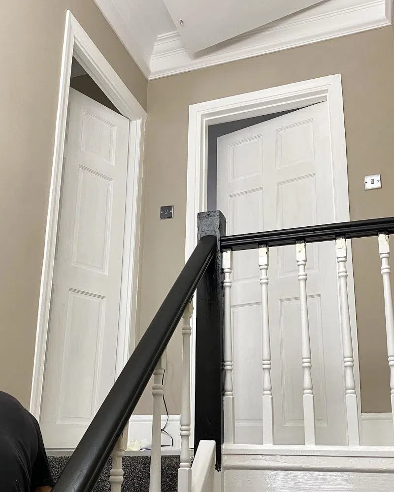 Бежевые стены Rolling Fog 143 и белые классические двери