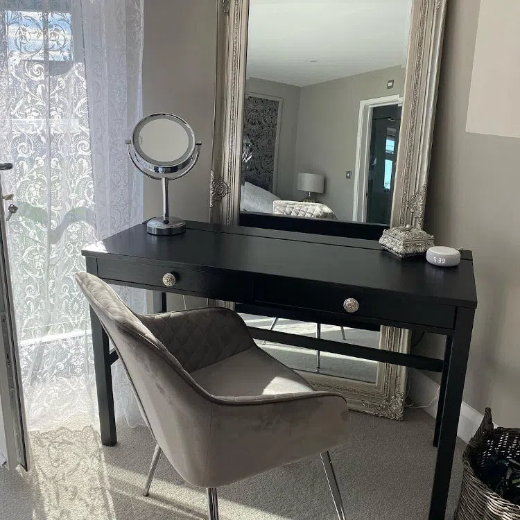 Туалетный столик в спальне со серым цветом French Grey Dark