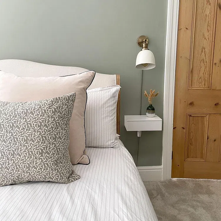 Спальная с серыми стенами в стиле прованс Blue Gray