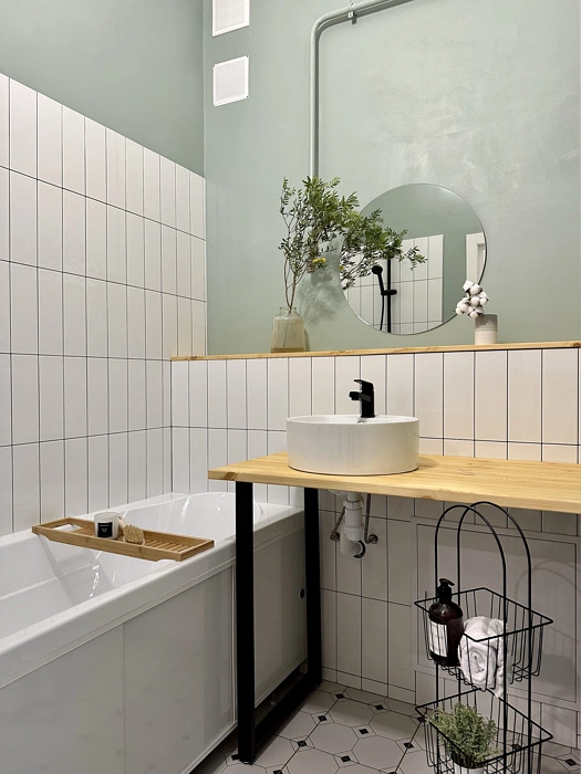 Ванная с фисташковыми стенами и белой плиткой