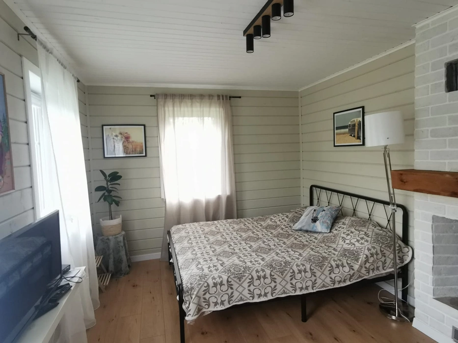 Уютная спальня с цветом стен Тиккурила Халва