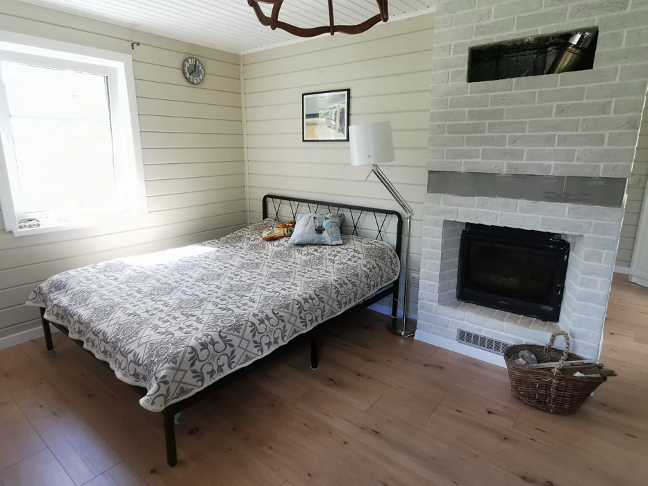 Спальная с акцентной стеной Tikkurila G459