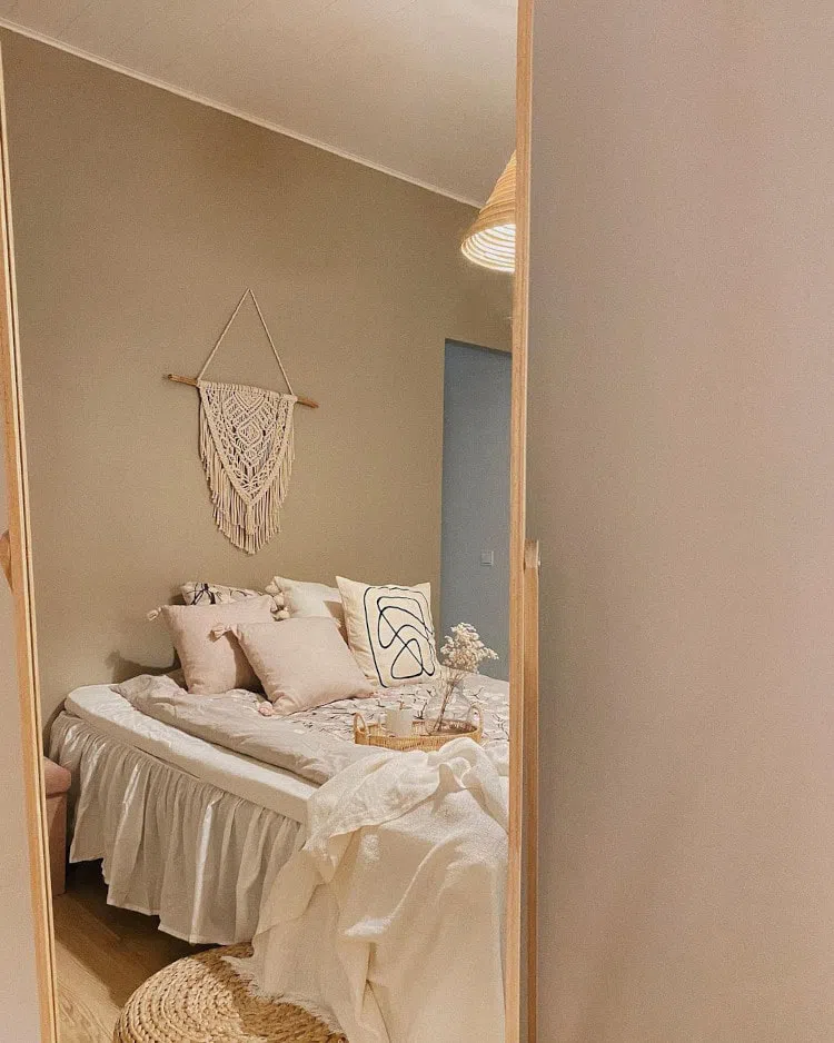 Спальная со стенами цвета кофе с молоком Tikkurila V484