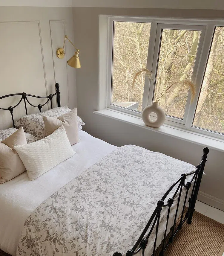 Фото спальни с вазой-бубликом и светлыми стенами Ammonite