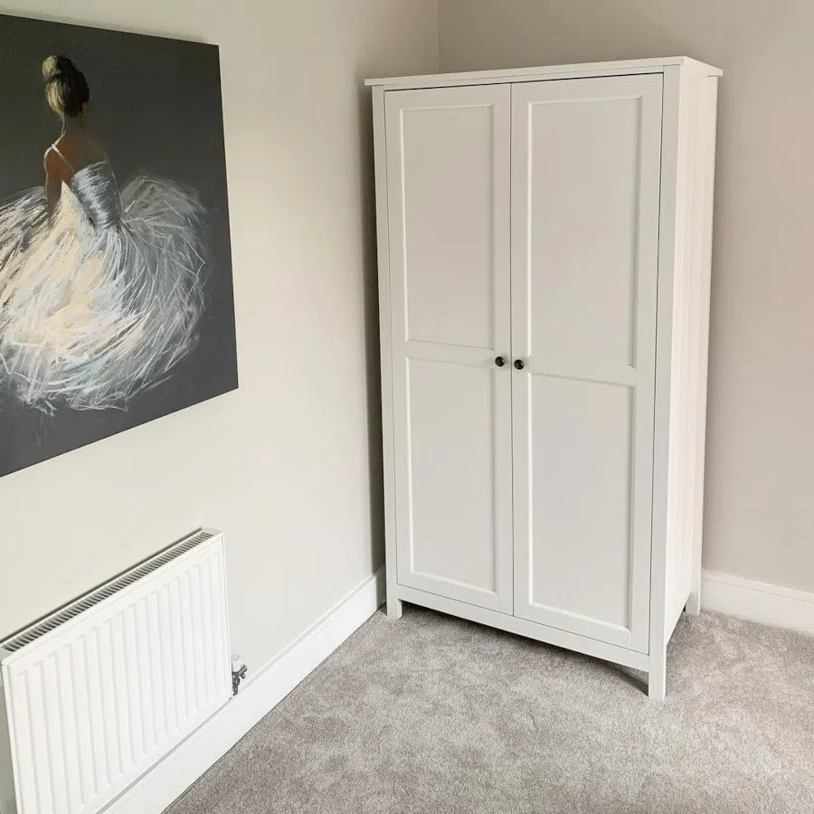 Спальная с светлыми стенами Farrow and Ball Ammonite