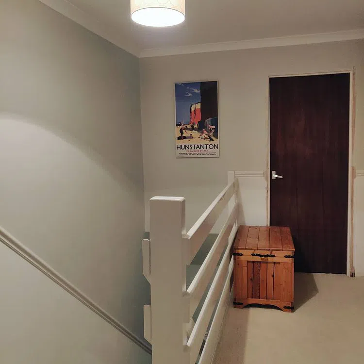 Теплый серый оттенок стен Farrow and Ball Ammonite