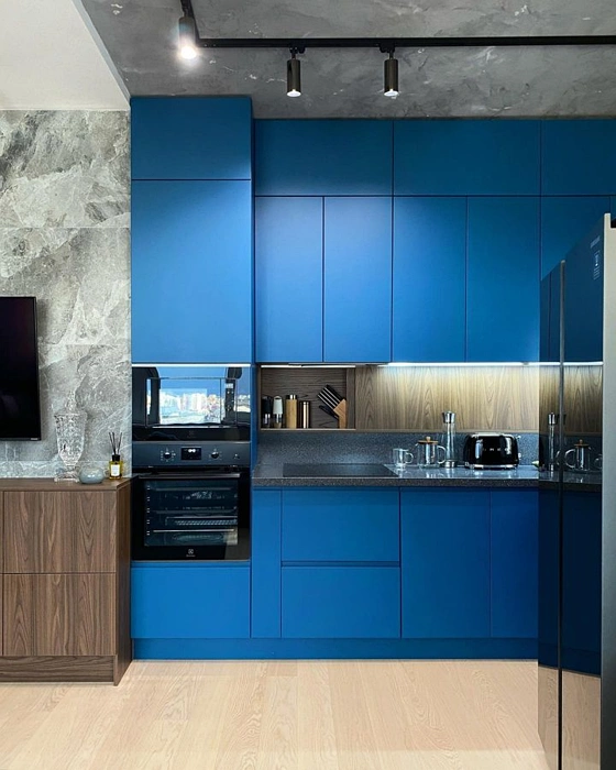 RAL 5009 на фасадах кухни