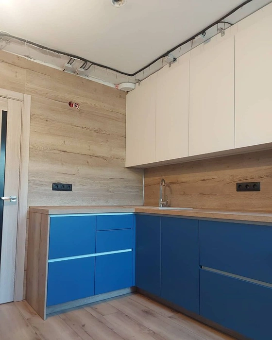 RAL Classic 5009 на фасадах кухни