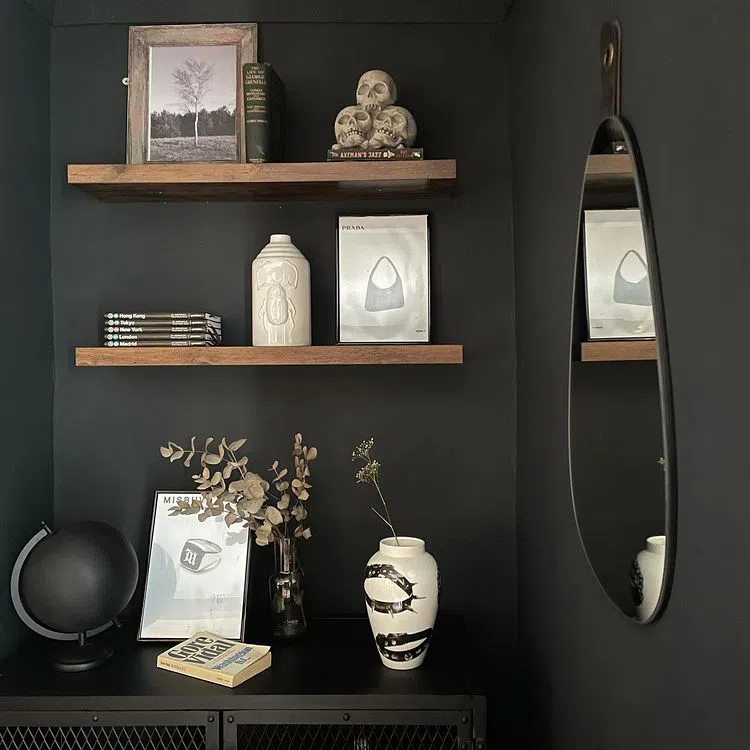 Интерьер с черными стенами и деревом Railings