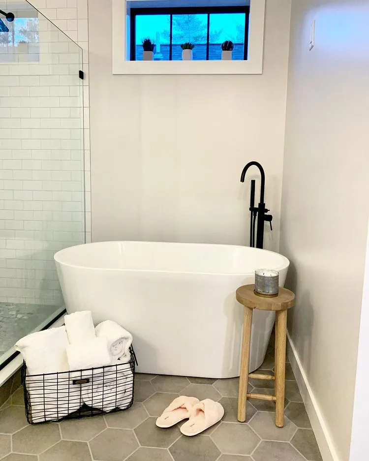 Sherwin Williams SW 7014 Eider White в интерьере фото