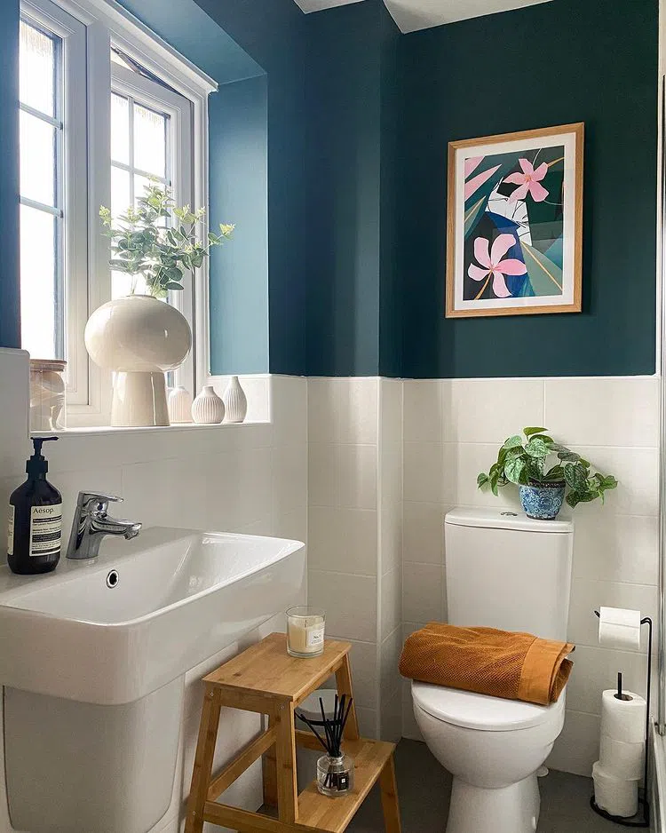 Ванная с зелеными стенами Little Green Harley Green фото