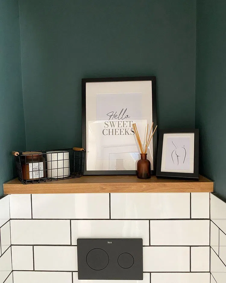 Стильная ванная с темно-синими стенами Inchyra Blue