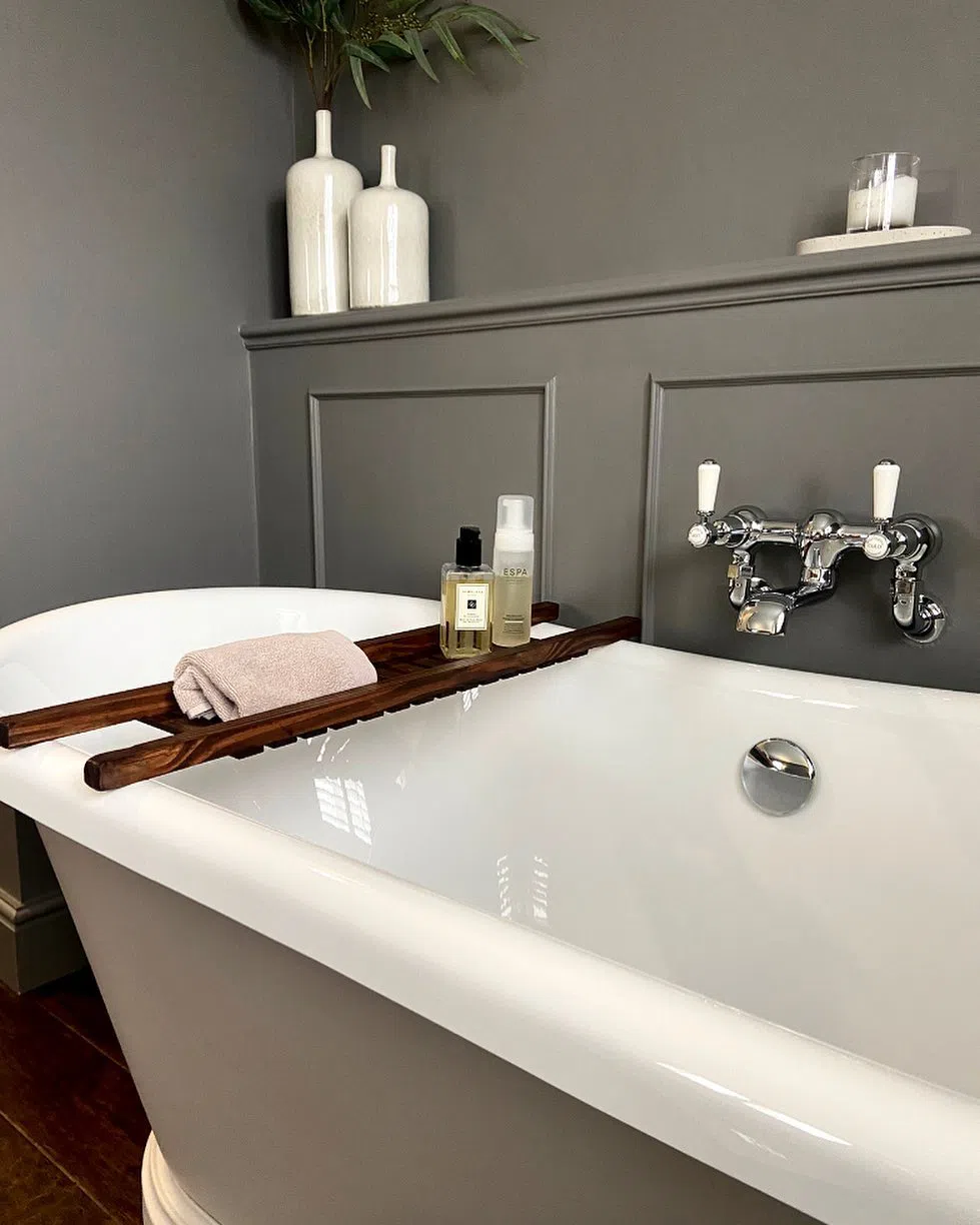 Ванная с молдингами и темными серыми крашеными стенами