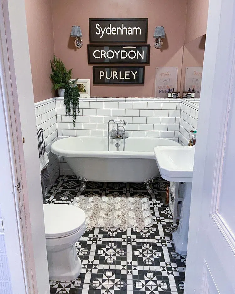 Ванная с плиткой кабанчиком и розовыми стенами