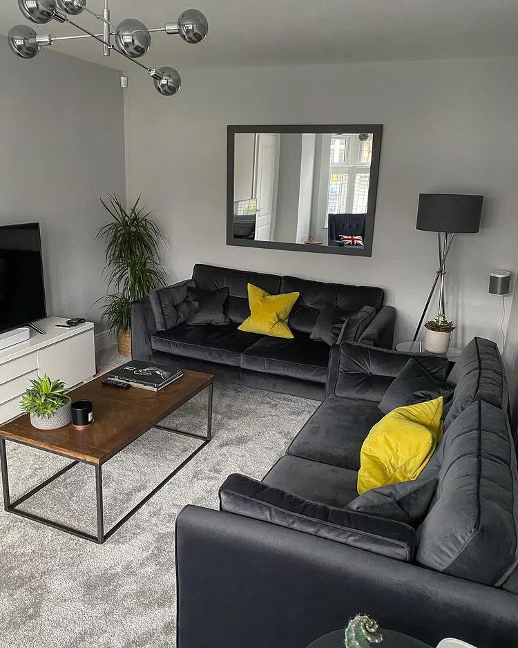 Серый диван с яркими подушками и стены Dulux Beachcomb Grey