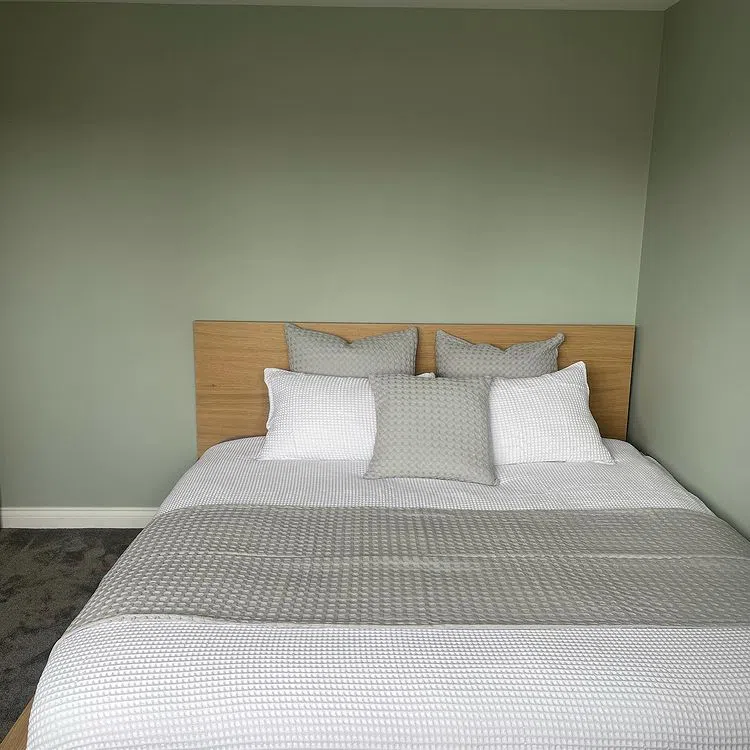 Спальная с фисташковыми стенами Dulux Tranquil Dawn