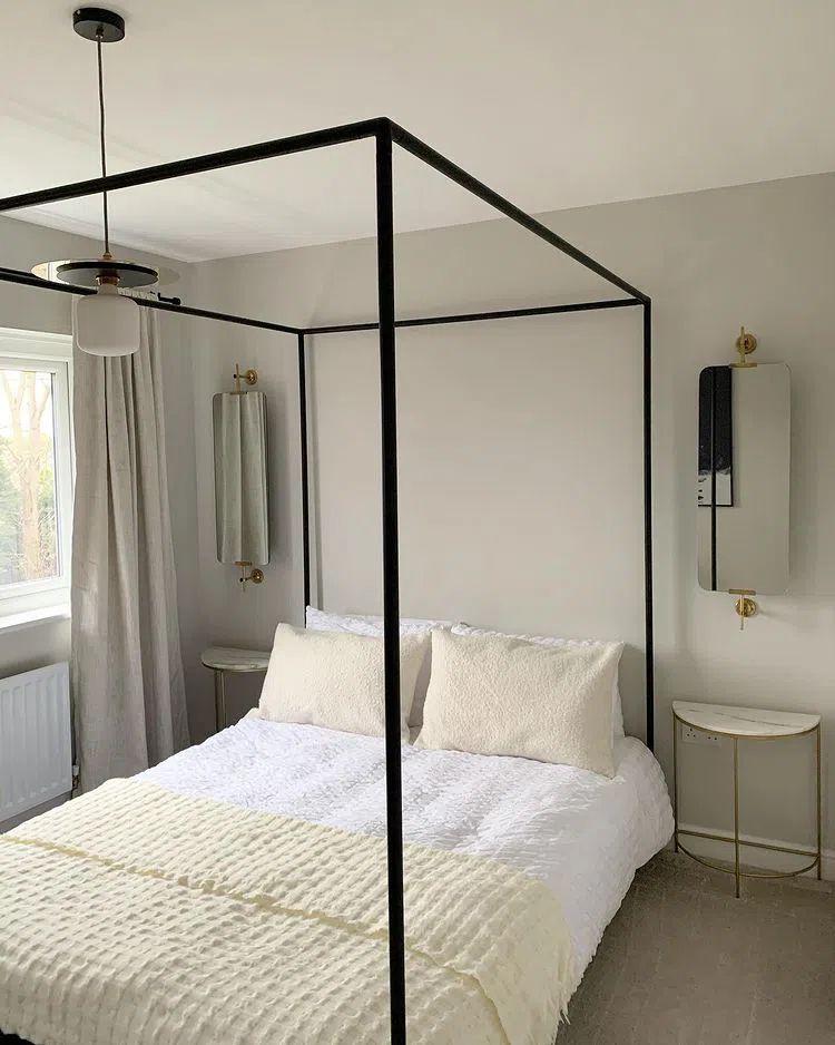 Кровать с металлическим каркасом и стены Farrow and Ball Ammonite