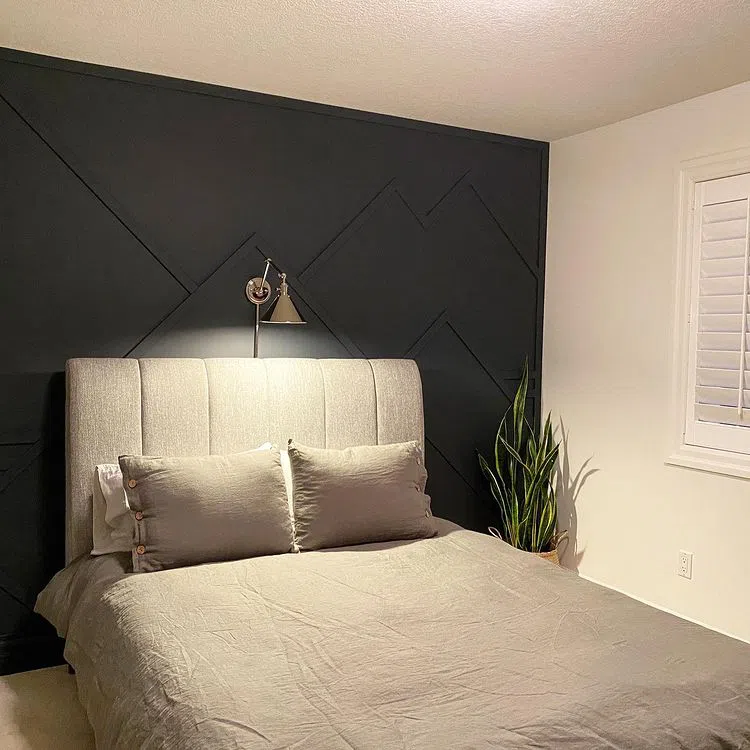 Спальная с рейками и черными стенами Farrow and Balls Railings