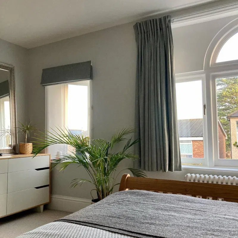 Интерьер спальни с серой стеной Little Greene Ceviche