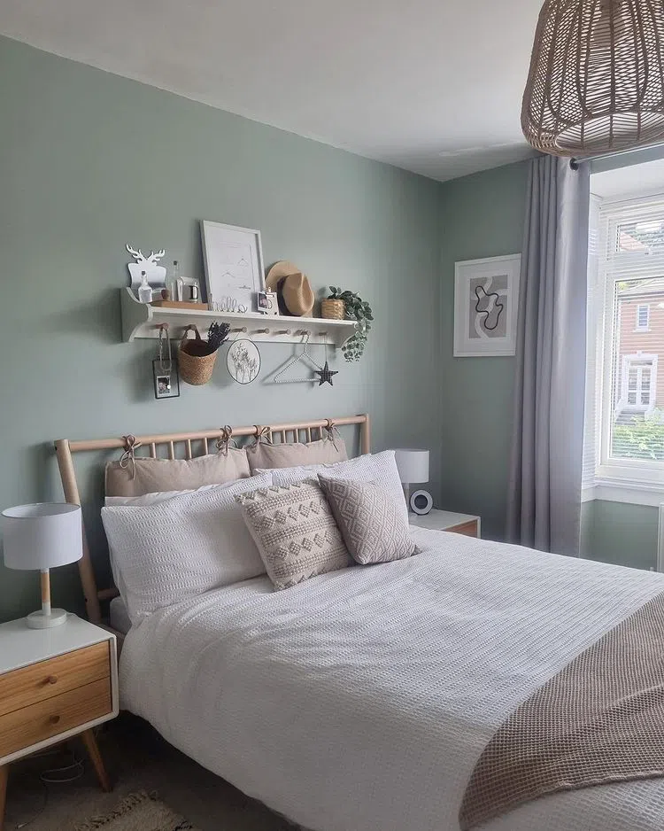 Спальная с фисташковыми стенами в стиле бохо