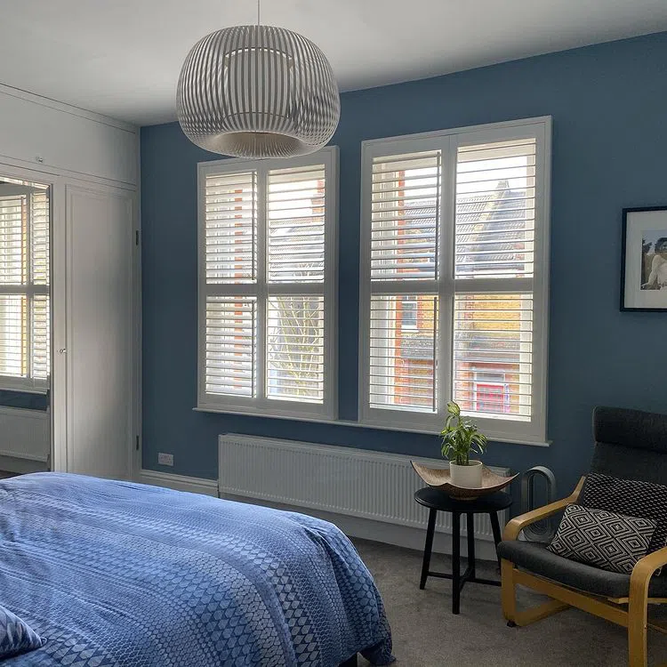 Спальная с голубыми стенами Little Greene Grey Stone