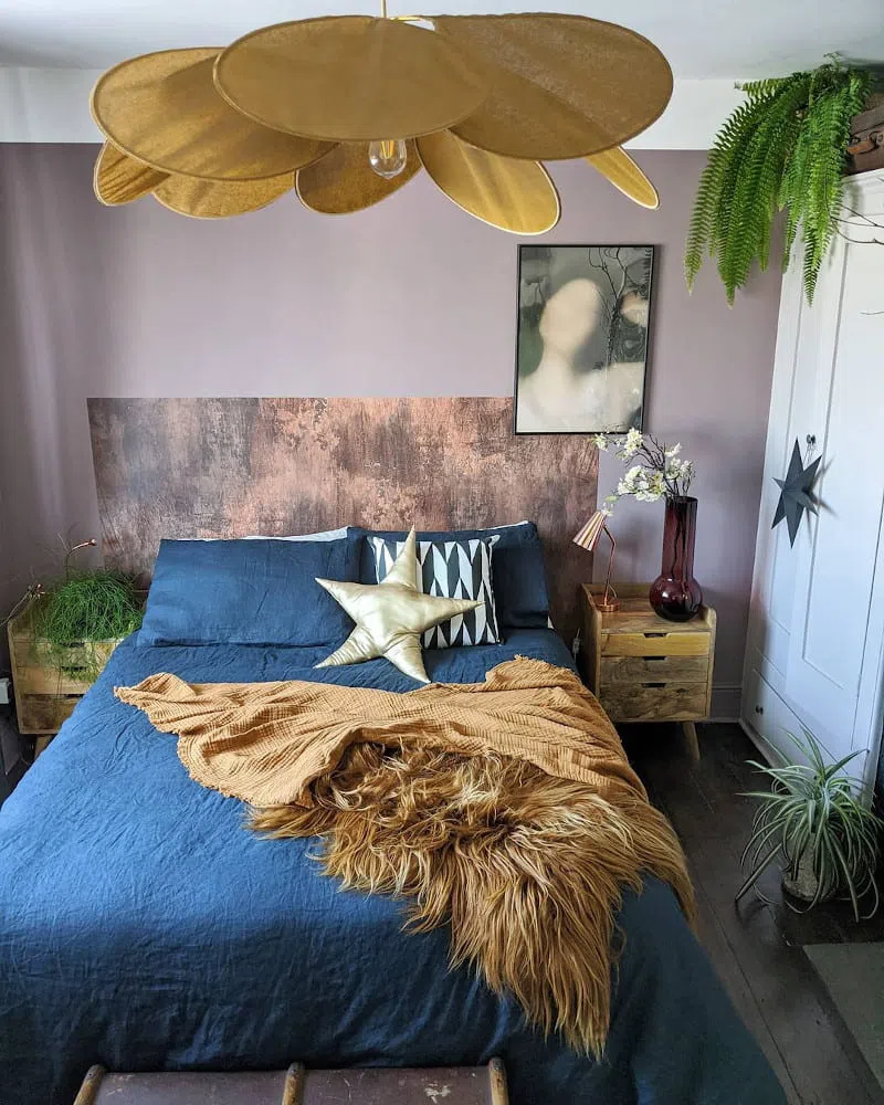 Спальная с розовыми стенами и золотистыми акцентами