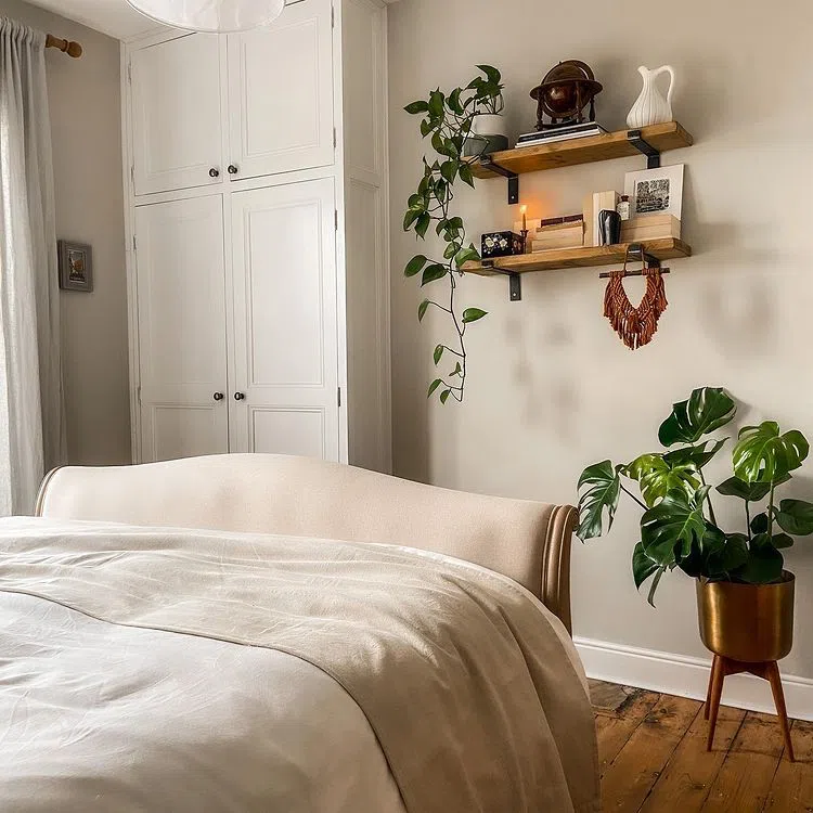 Пример фото интерьера спальни Shaded White Farrow and Ball