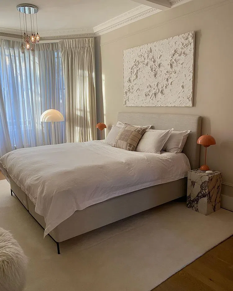 Бежевая спальная Skimming Stone с барельефом