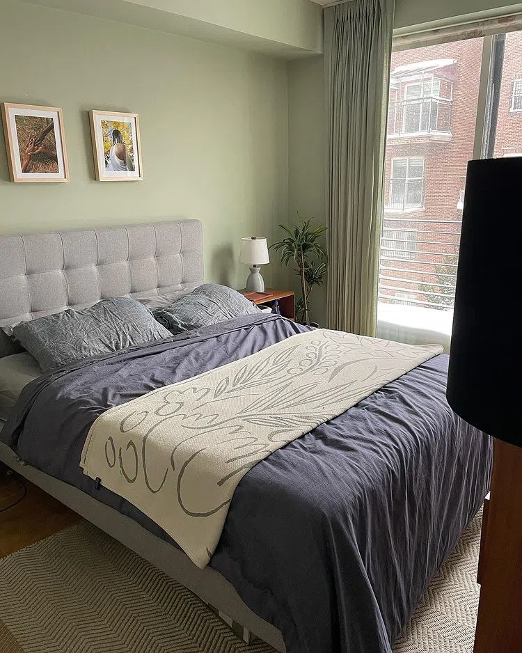 Дизайн спальни с бледным зеленым цветом Farrow and Ball Vert de Terre