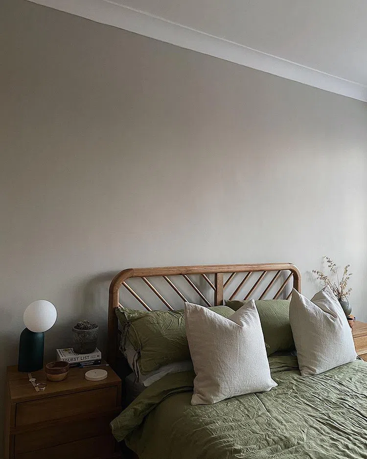 Интерьер уютной хюгге спальни с цветом Slaked Lime Deep