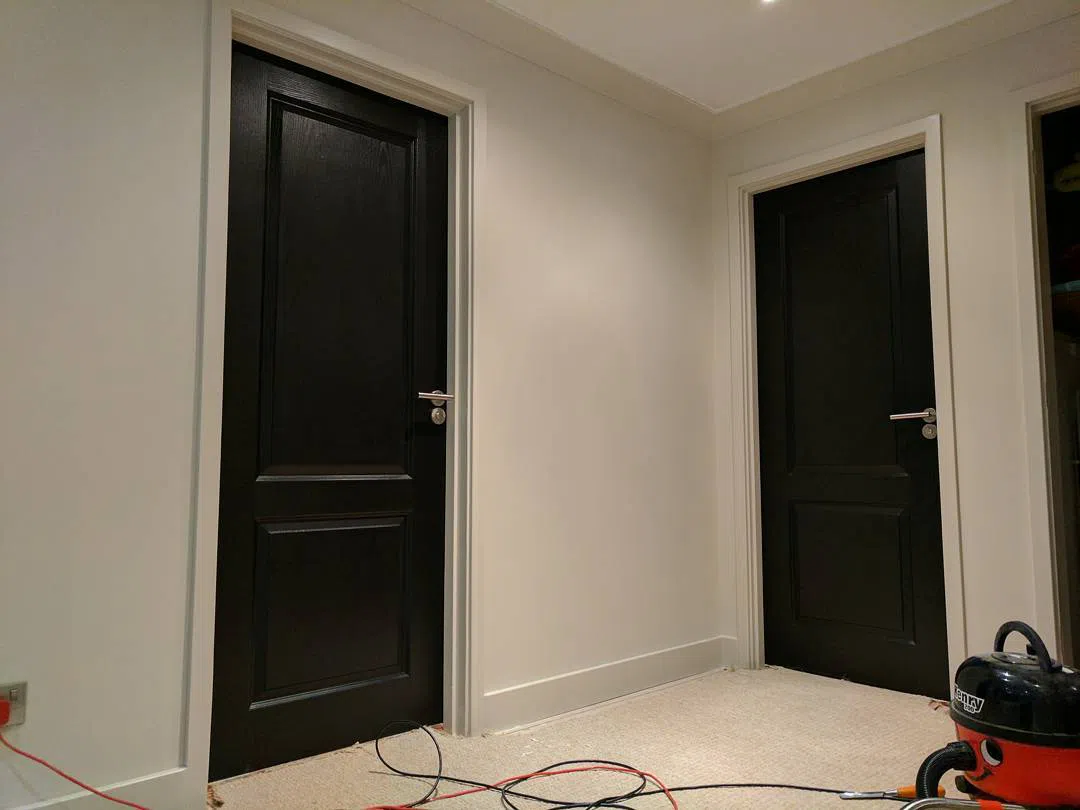 Бежевые стены Bleached Lichen 3 с черными дверьми