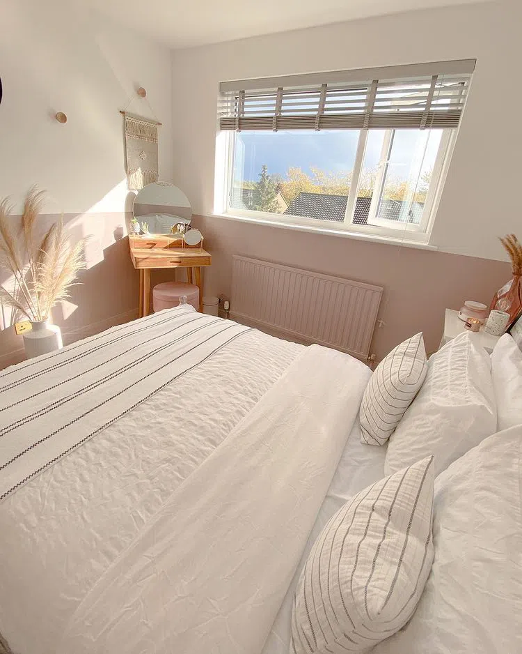 Спальная color-block с розовым Little Greene Light Peachblossom