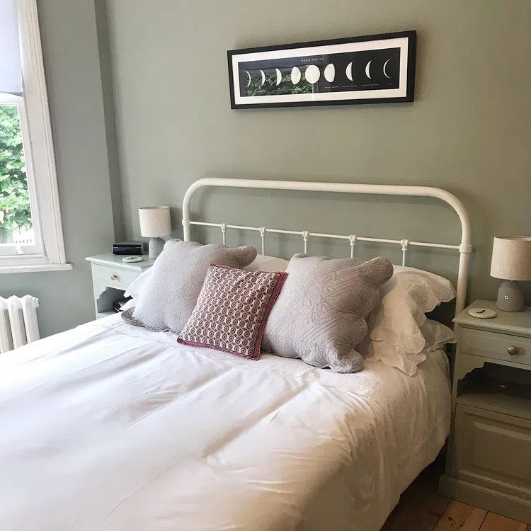 Спальная с фисташковыми стенами и постером с луной Farrow and Ball