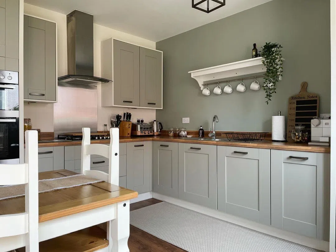 Кухня с фисташковой стеной на фартуке Farrow and Ball Blue Gray