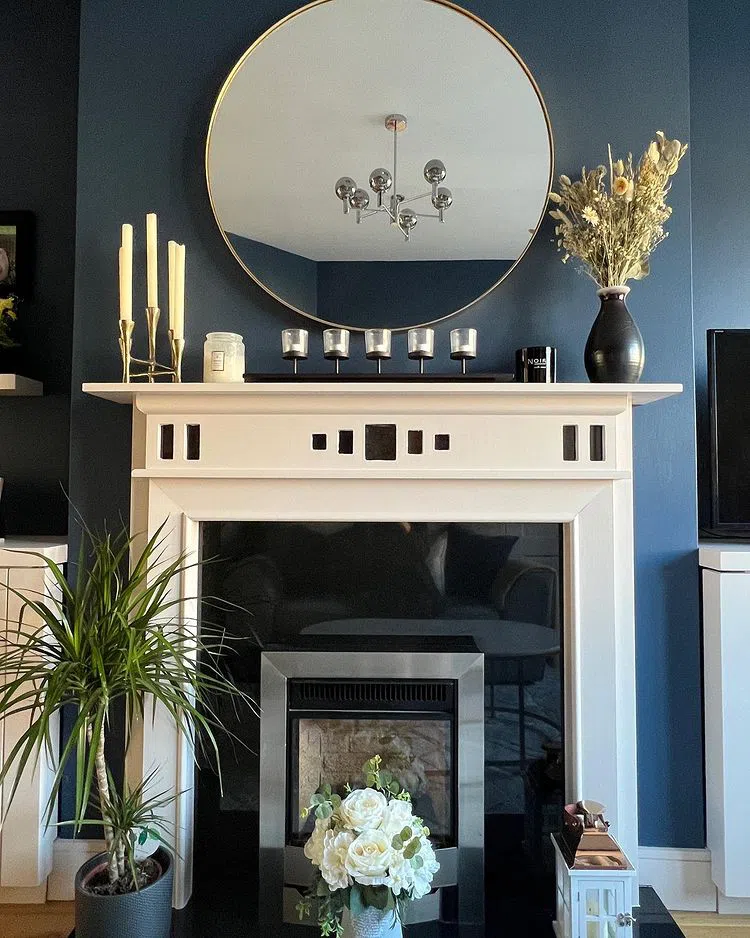 Классический интерьер с темными синими стенами Farrow and Ball Stiffkey Blue