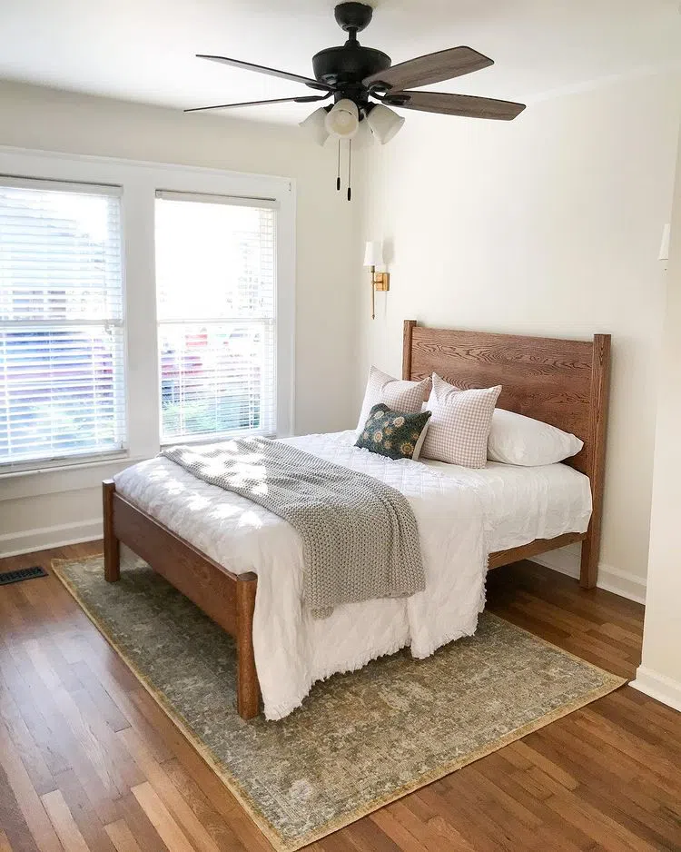 Современный интерьер с белыми стенами Swiss Coffee