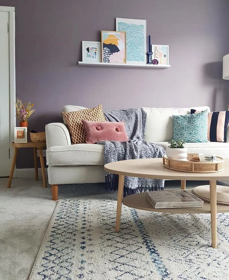 Сиреневые стены в интерьере с белым диваном