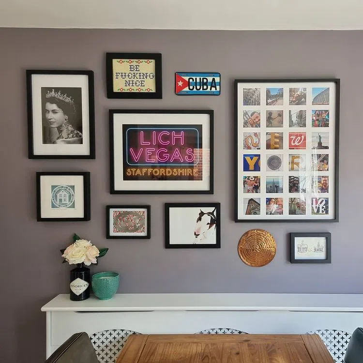 Композиция из картин с сиреневыми стенами Brassica