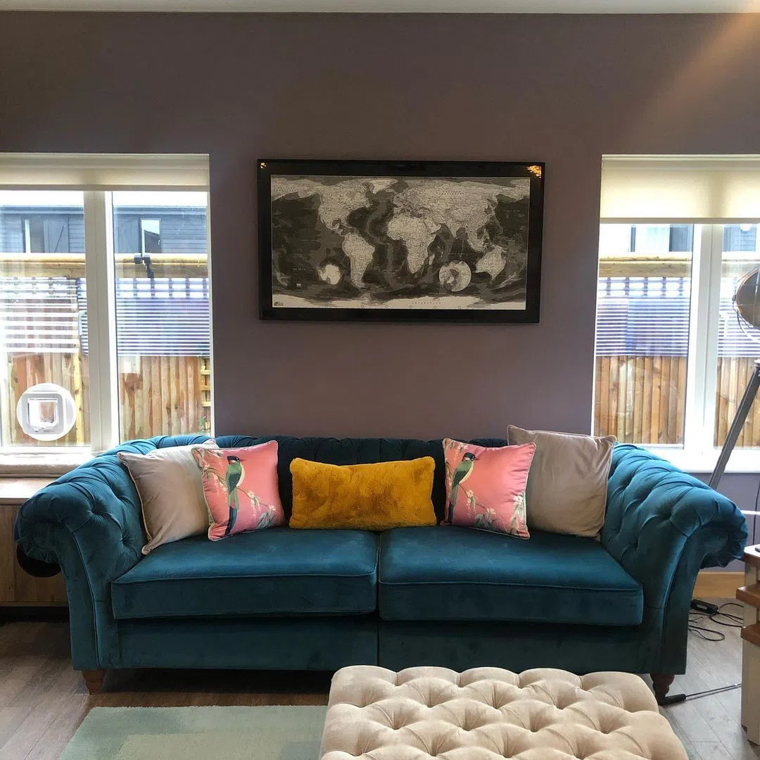 Пример фото гостиной с сиреневыми стенами Brassica