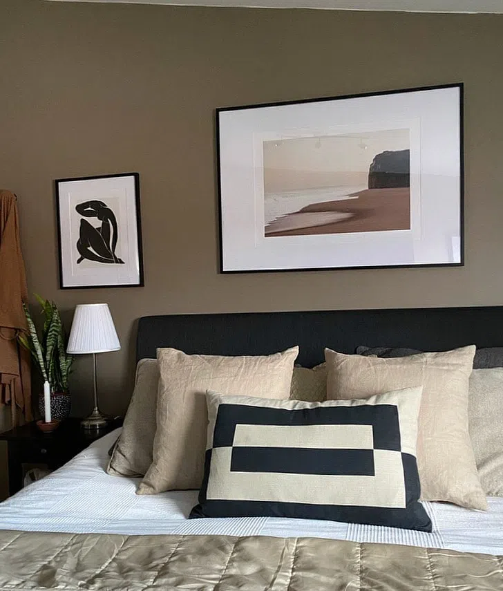 Бежевые стены 10YY 30/106 с черными элементами декора