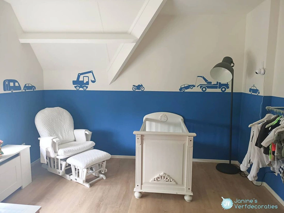 синие стены RAL 5007 в интерьере детской