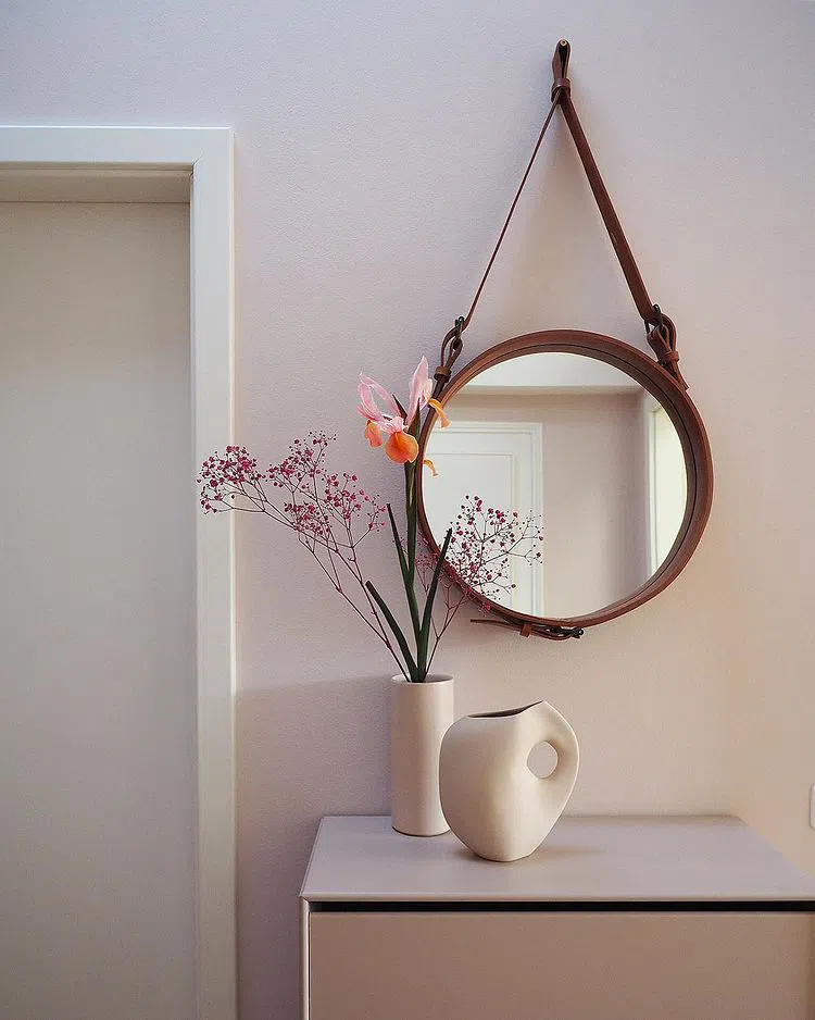 Нежно-розовый интерьер с круглым зеркалом Calamine