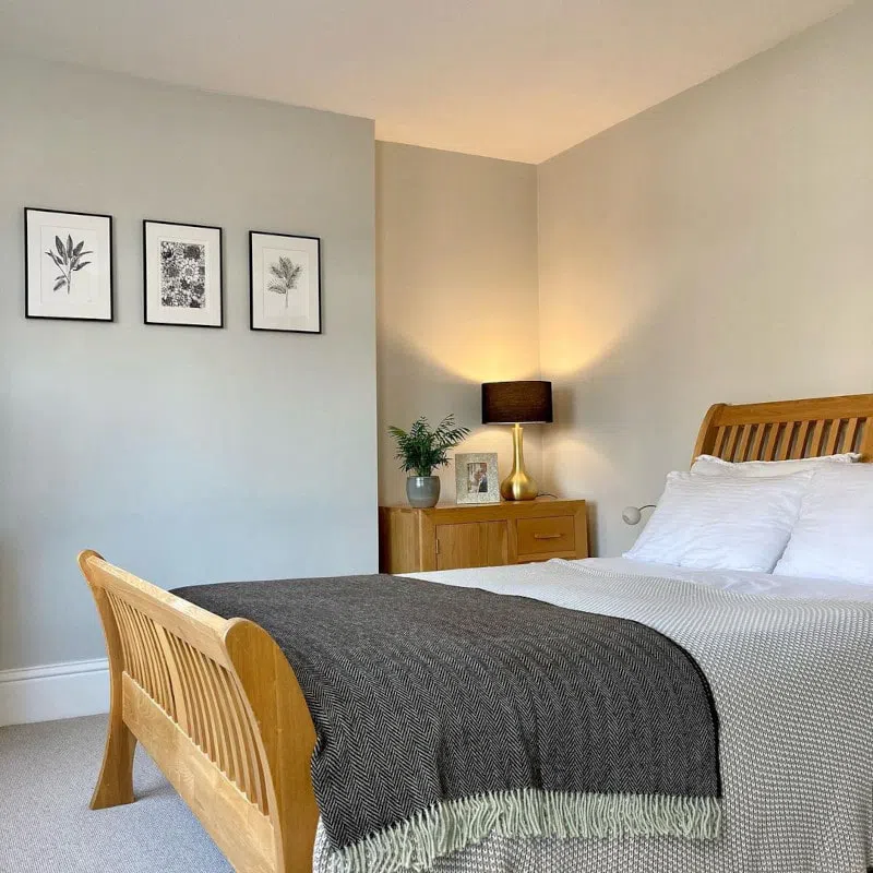 Фото спальной с светлым серым Little Green Ceviche