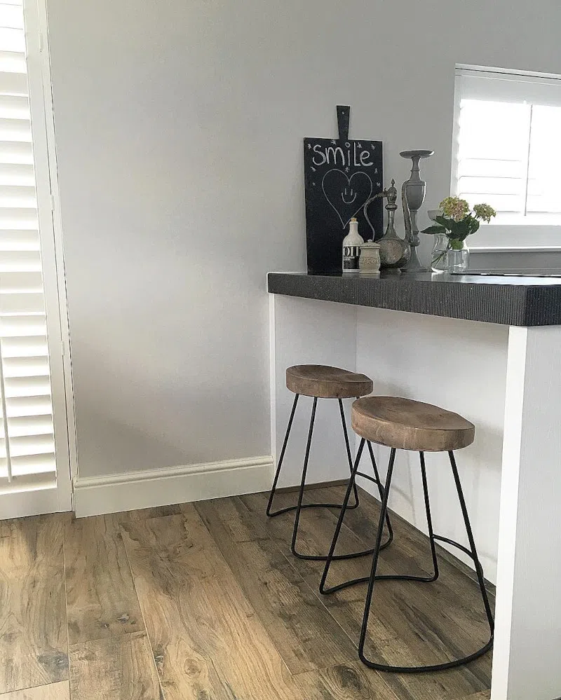 Кухня с барными стульями из спила и Little Greene Ceviche