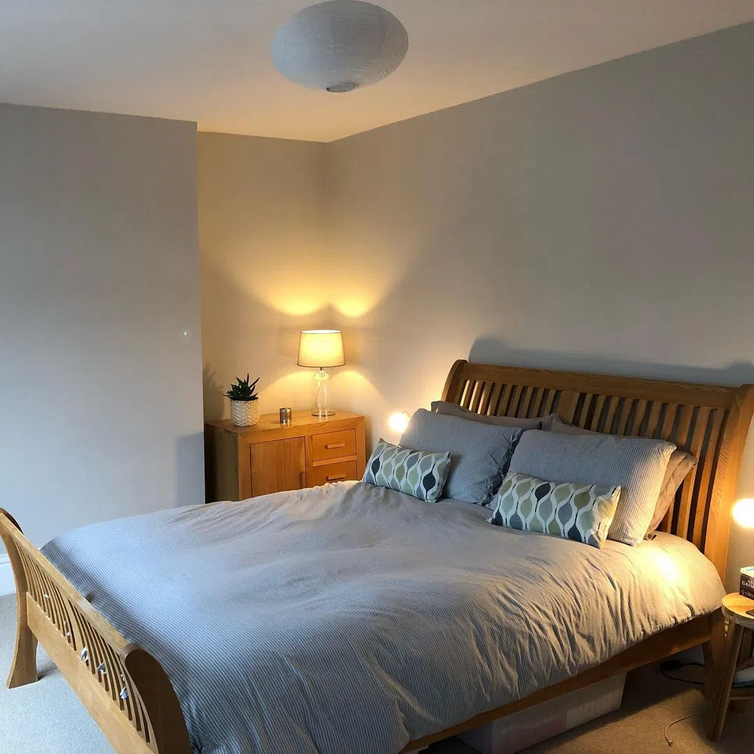 Спальная с серым цветом Ceviche вечером