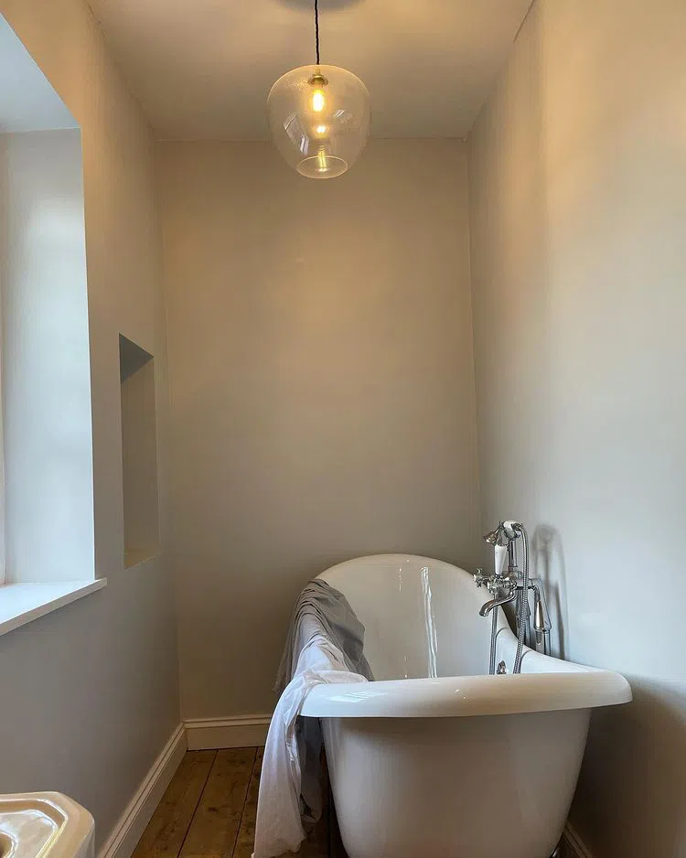 Ванная с светло-серыми стенами Ceviche Little Greene