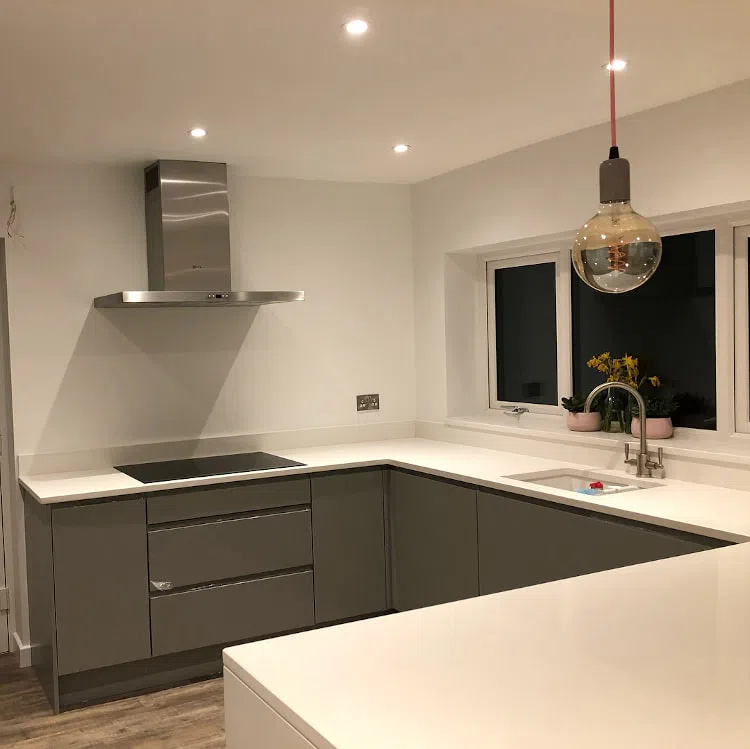 Минималистичная кухня с белыми стенами Chiffon White 4