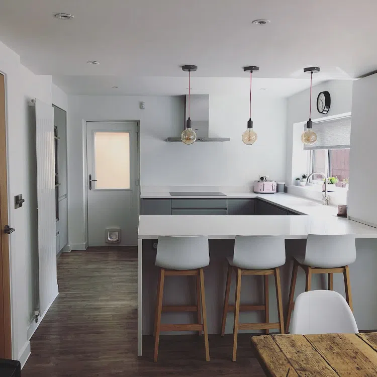 Белая кухня с барной стойкой Chiffon White 4