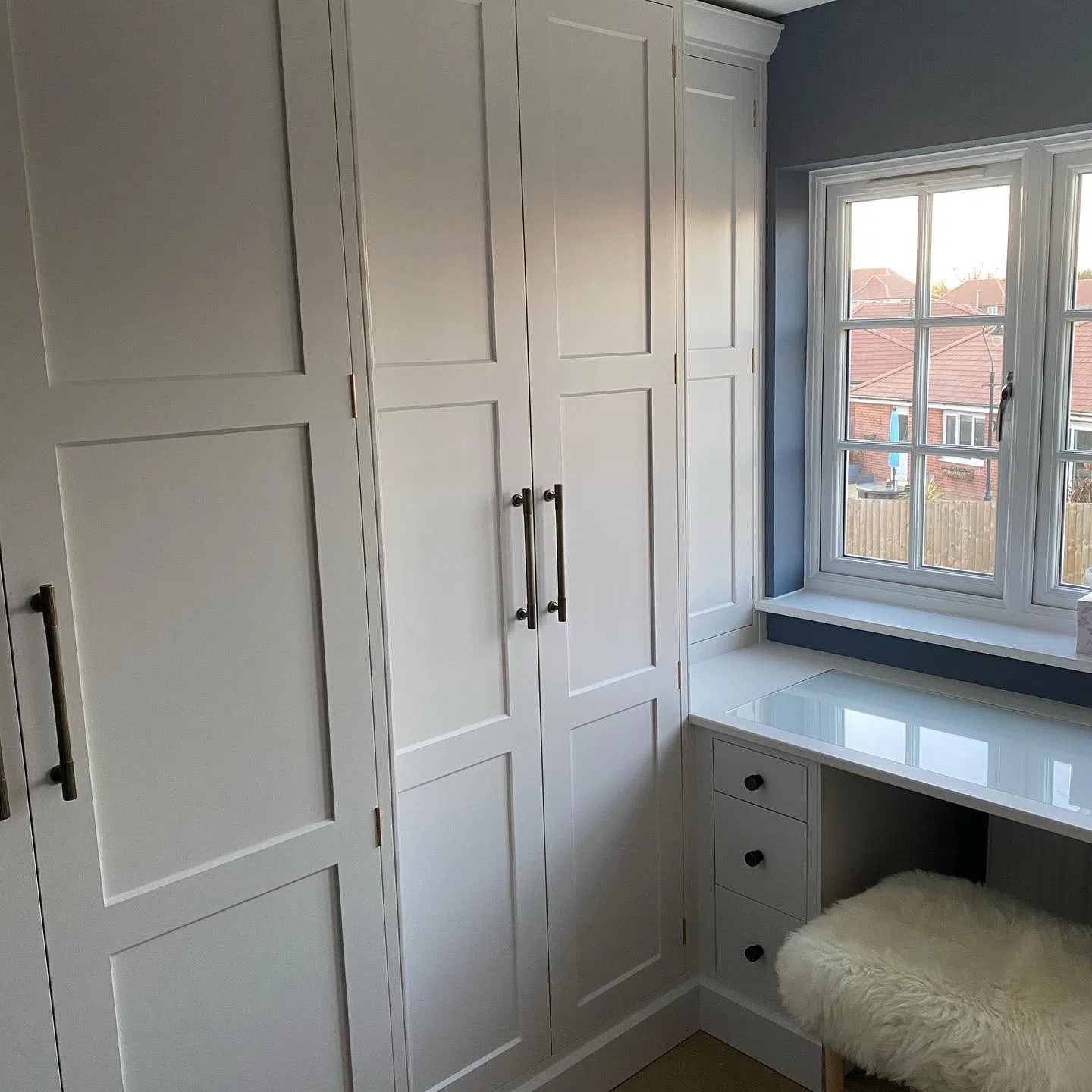 Фасады крашеные в светлый серый Dulux 40YY 73/028