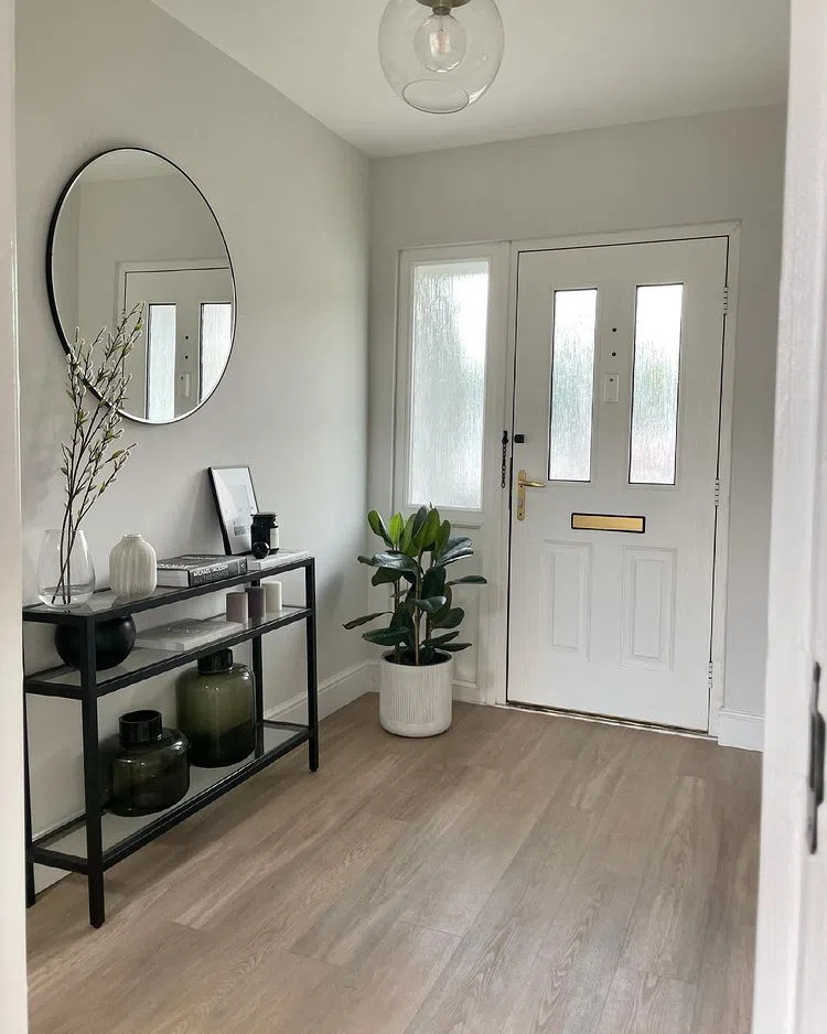 Светлый серый коридор Dulux 40YY 73/028 Chiltern White